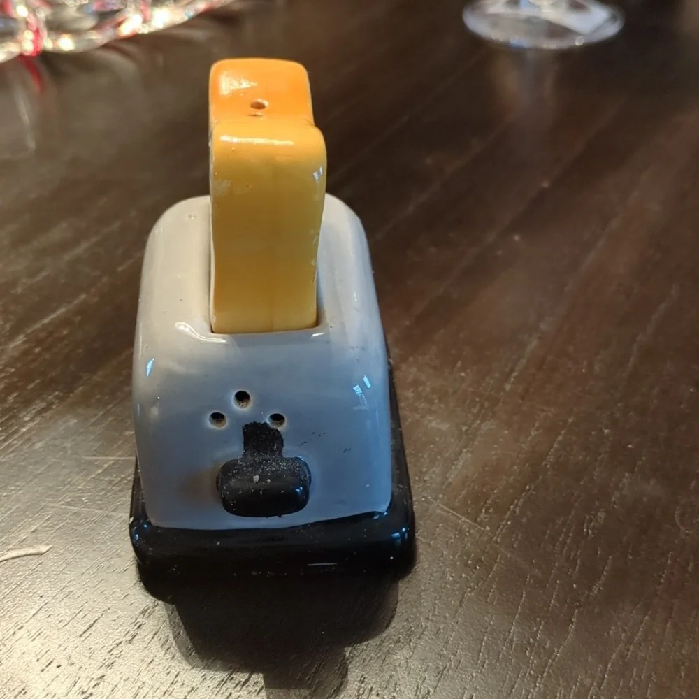 Salt & Pepper shaker set Bread and Toaster Kitschy Retro - Picture 2 of 6